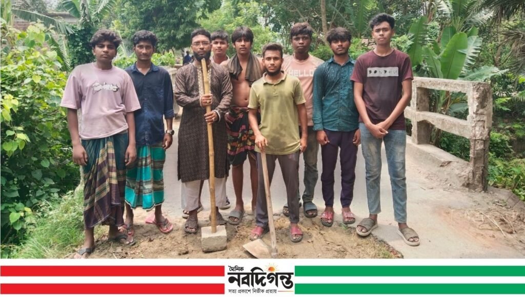 কুমারখালীতে যুব সমাজের উদ্যোগে সড়ক সংস্কার
