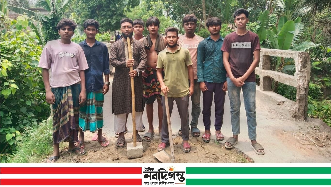 কুমারখালীতে যুব সমাজের উদ্যোগে সড়ক সংস্কার