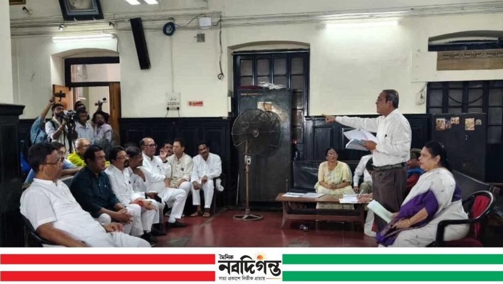 অধিবেশন কক্ষ বন্ধ থাকায় ক্লাবঘরে উপস্থিত হলেন কাউন্সিলাররা