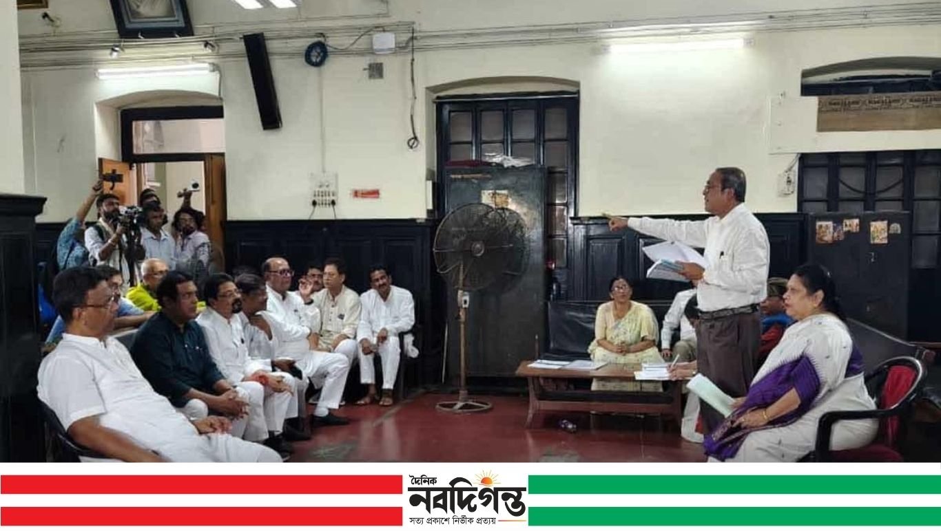 অধিবেশন কক্ষ বন্ধ থাকায় ক্লাবঘরে উপস্থিত হলেন কাউন্সিলাররা