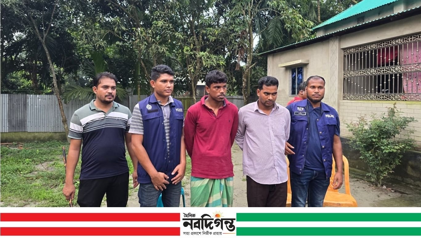 কটিয়াদীতে দুই ডাকাত গ্রেফতার, নগদ অর্থ ও স্বর্ণ অলঙ্কার সহ