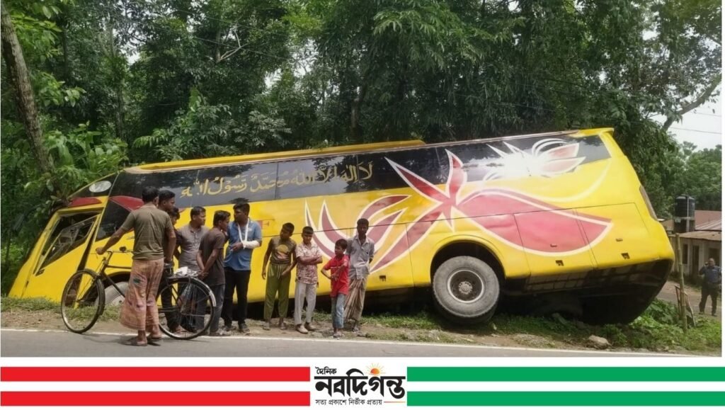 হানিফ পরিবহনের বাস দুর্ঘটনা, অল্পের জন্য রক্ষা পেল যাত্রীরা