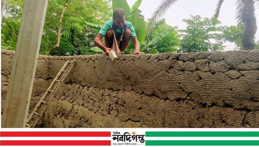 প্রলয়নকারী ঘূর্ণিঝড় আইলা কেড়ে নিল উপকুলে মাটি তৈরি দেয়ালের ঘর