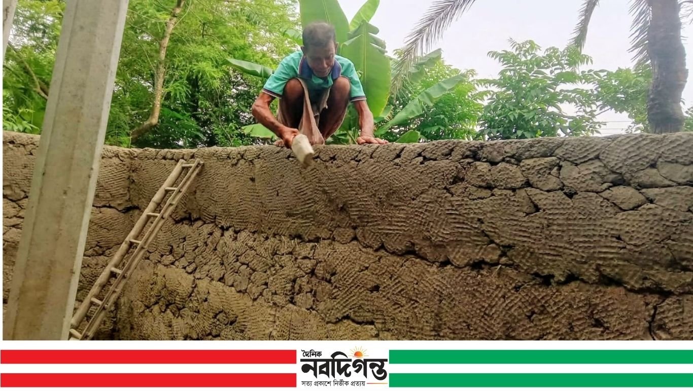 প্রলয়নকারী ঘূর্ণিঝড় আইলা কেড়ে নিল উপকুলে মাটি তৈরি দেয়ালের ঘর