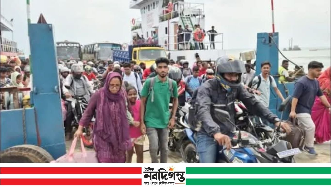 ঈদযাত্রায় দৌলতদিয়া ঘাটে স্বস্তি, ভোগান্তি ছাড়াই পারাপার ঘরমুখো মানুষের