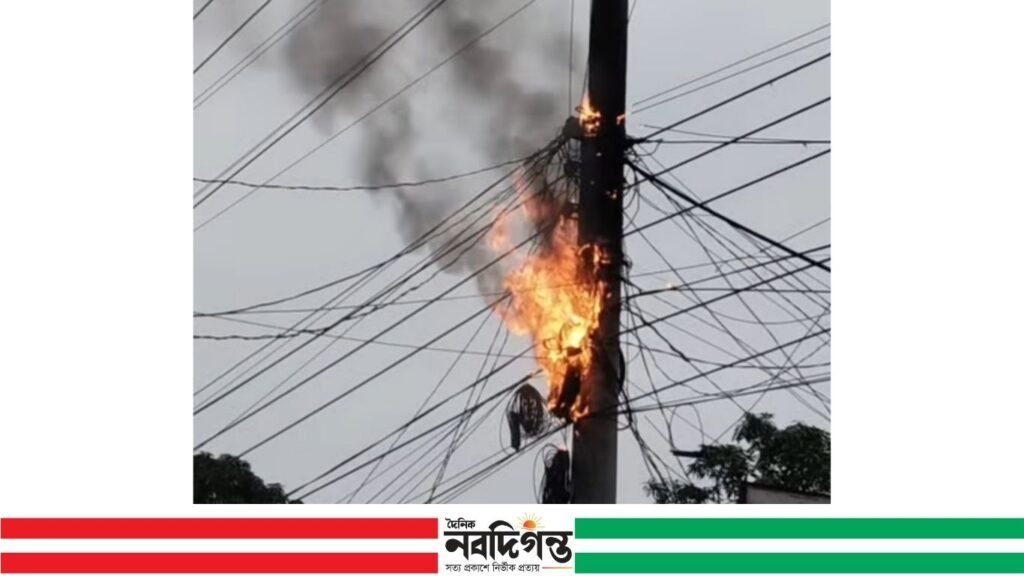 কুড়িগ্রাম শহরের বইঘরের সামনে বিদ্যুতের খুঁটিতে তারে আগুন