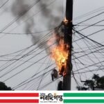 কুড়িগ্রাম শহরের বইঘরের সামনে বিদ্যুতের খুঁটিতে তারে আগুন