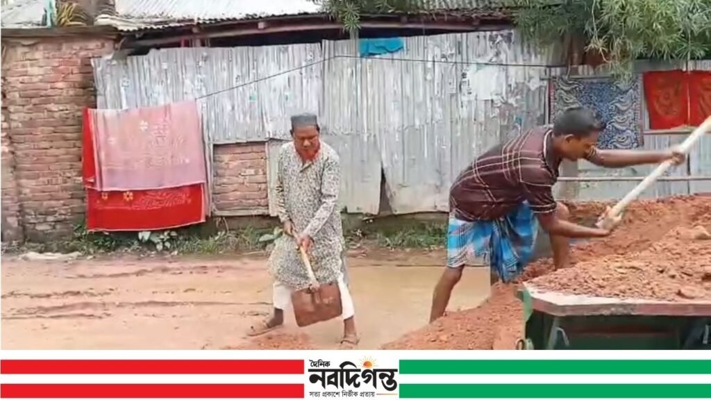 ভিতরবন্দ বাজারে জনদুর্ভোগ কমাতে সাবেক চেয়ারম্যান খোকনের উদ্যোগ