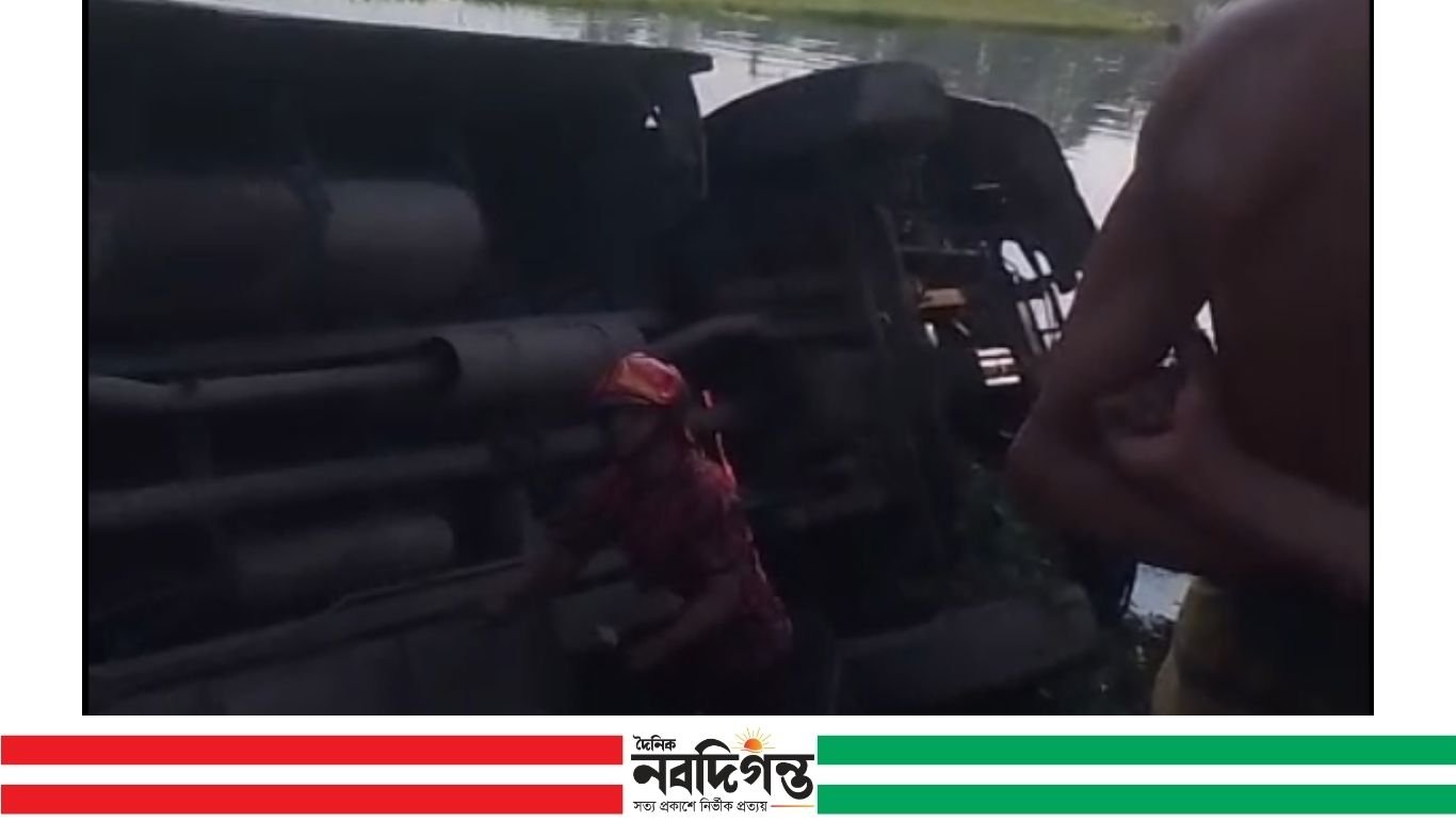 পলাশবাড়ীতে বাস খাদে পড়ে নারী নিহত, আহত ১২