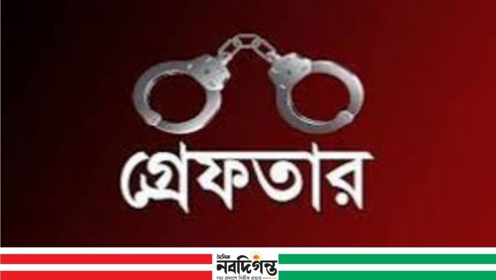 সুনামগঞ্জ প্রতিনিধি: বিশ্বম্ভরপুর মিয়ারচর এলাকার শহিদ মিয়া প্রতিদিনের মতো সুনামগঞ্জে এসে ব্যাংক থেকে টাকা তুলেছিলেন এবং আবার মিয়ারচর ফেরার পথে সুনামগঞ্জ সদর থানার লালপুর ব্রিজের কাছাকাছি একটি নির্জন স্থানে কিছু ডাকাত শহিদ মিয়ার কাছে টাকা ছিনতাই করার চেষ্টা চালাচ্ছিল। এ সময় স্থানীয় জনগণ এবং ট্রাফিক সার্জেন্ট মনিরুল ইসলাম ডাকাত দলের নেতা এবং ১৮ টি মামলায় অভিযুক্ত এনামুল হক বাদশা, শিমুল এবং নারী সদস্য নিকতারা বেগমকে আটক করেন। ঘটনা জানার পর সুনামগঞ্জ সদর থানার ভারপ্রাপ্ত কর্মকর্তা ওসি রতন শেখ পিপিএম এসআই আশরাফ ও এসআই জহিরের নেতৃত্বে একটি পুলিশ দল ঘটনাস্থলে পাঠান।পুলিশ আসামীদের কাছ থেকে জব্দ করা আলামতগুলো উদ্ধার করেন।  আসামী এনামুল হক বাদশার কাছ থেকে একটি চাকু, অপর আসামী শিমুলের কাছ থেকে একটি সুইচ গিয়ার এবং নিকতারা বেগমের কাছে ২০০ গ্রাম মরিচের গুড়ো জব্দ করা হয়। আটক হওয়া আসামিরা হলেন ১ মোঃ এনামুল হক বাদশা (৩৫) পিতা মুছাব্বির, সাং আরপিননগর, ২ শামীমুল ইসলাম শিমুল (২০) পিতা নুরমান রশিদ, সাং তেঘরিয়া, নিকতারা বেগম (৩২) পিতা মৃত নুরুল ইসলাম, স্বামী জমির হোসেন, উত্তর আরপিন নগর সুনামগঞ্জের বাসিন্দা।