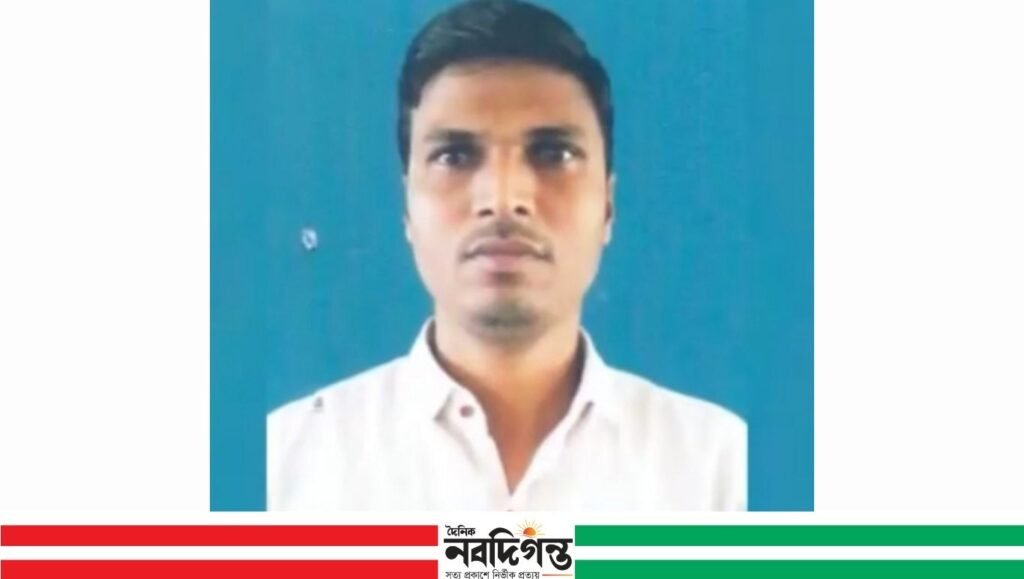 কুমিল্লা প্রতিনিধিঃ শুধুমাত্র ৮ হাজার ২৫০ টাকার বেতনে চাকরি শুরু করেছিলেন আলাউদ্দিন। একটি দশকের আগেই কোটি টাকার মালিক এই পিয়ন! কুমিল্লার চৌদ্দগ্রাম উপজেলায় প্রকল্প বাস্তবায়ন অফিসের পিয়ন আলাউদ্দিন সম্পর্কে এমনটাই বিস্ময়কর তথ্য পাওয়া গেছে। কুমিল্লার বুড়িচং উপজেলার দক্ষিণ শ্যামপুরের সুলতান আহমেদের সন্তান আলাউদ্দিন, তিন ভাইয়ের মধ্যে সর্বকনিষ্ঠ। একজন ভাই ঠিকাদার এবং অন্য জন শিক্ষক। অল্প সময়ের মধ্যে আলাউদ্দিনের সম্পদের দ্রুত বৃদ্ধি দেখে স্থানীয়রা চমকে গেছেন। স্থানীয়দের মতে, টিআর, কাবিখা এবং কাবিটা প্রকল্পের মাধ্যমে গড়ে উঠেছে লুটপাট ও কমিশন বাণিজ্যের একটি শক্তিশালী সিন্ডিকেট। এই সিন্ডিকেটের নেতৃত্বে রয়েছে পিয়ন আলাউদ্দিন ও উপজেলা প্রকল্প বাস্তবায়ন কর্মকর্তা (পিআইও) আবুল কালাম আজাদ। ২০২৫–২৬ অর্থবছরে চৌদ্দগ্রামে ত্রাণ ও পুনর্বাসন বিভাগের অধীনে মোট ৬৬টি প্রকল্প বাস্তবায়ন হয়েছে। এসব প্রকল্পের কাজ বাস্তবে খুবই কম হয়েছে, আর কাগজে অনেক বেশি। এর মাঝেই টিআর খাতের জন্য ২ কোটি ১৫ লাখ ৫৭ হাজার ৯৭৪ টাকা এবং কাবিটা খাতের জন্য ২ কোটি ৯১ লাখ ৬১ হাজার ৬৬১ টাকা বরাদ্দ করা হয়। এছাড়াও ৩৪৬ টন খাদ্যশস্যও বরাদ্দ ছিল, যার মধ্যে গম ও চাল অন্তর্ভুক্ত। কিন্তু সরেজমিনে গিয়ে দেখা যায়, বেশিরভাগ প্রকল্পে বরাদ্দ অনুযায়ী কাজ হয়নি। কিছু জায়গায় আংশিক কাজ বা নিম্নমানের কাজ হয়ে পুরো বিল উত্তোলনের অভিযোগ রয়েছে। বিশেষ করে, উপজেলা কমিটির ২০ শতাংশ রিজার্ভের অধীনে থাকা কয়েকটি প্রকল্পে নামমাত্র কাজ করে ১৯ লাখ টাকার বেশি আত্মসাতের অভিযোগ উঠেছে। শুনির্ধারিত অভিযোগ রয়েছে, আলাওদ্দিনের সাথে সমঝোতা না হলে বরাদ্দ পাওয়া সম্ভব নয়। প্রকল্পের কাজ পেতে নির্দিষ্ট হারে কমিশন দিতে হবে। এই ‘সমঝোতা’ না করলে বরাদ্দ পাওয়া এবং বিল ছাড় করানো প্রায় অসম্ভব হয়ে যায়। এর ফলে প্রকল্প বাস্তবায়নে গুণগত মান নিয়ে চিন্তাভাবনা সামনে এসেছে। অভিযানে বেরিয়ে এসেছে পিয়ন আলাউদ্দিনের সম্পদ সম্পর্কিত চমকপ্রদ তথ্য। কুমিল্লা নগরীর আনোয়ারা হাউজিং এলাকায় একটি বহুতল ভবনের ৫ম তলে আলাউদ্দিনের নামে দুটি ফ্ল্যাট রয়েছে। এছাড়া, তার নামে আরও কিছু ফ্ল্যাট রয়েছে। বুড়িচং উপজেলার দক্ষিণ শ্যামপুর এলাকায় একটি ডুপ্লেক্স বাড়ি নির্মাণ করা হচ্ছে। নাম প্রকাশে অনিচ্ছুক একজন স্থানীয় বলেছেন, “শুনেছি, আলাউদ্দিন একজন বড় চাকরি করে। কুমিল্লায় ফ্ল্যাট কিনেছে। মাঝে মাঝে তার স্ত্রী গাড়ি নিয়ে এসে বাড়িতে আসে। আলাউদ্দিন অভিযোগগুলো অস্বীকার করে জানিয়েছেন, “আমার প্রতি মিথ্যা প্রতিবেদন করা হচ্ছে। আমার সম্পর্কে যে সম্পদের কথা বলা হচ্ছে, তার বেশিরভাগই সত্য নয়। তবে, আলাউদ্দিনের পরিবারের একটি সদস্য প্রতিবেদকের কাছে নিশ্চিত করেছেন, কুমিল্লা নগরীতে আলাউদ্দিনের দুটি ফ্ল্যাট রয়েছে। একটি তিনি কিনেছেন আলাউদ্দিনের কাছ থেকে এবং অন্যটি ব্যবহার করেন আলাউদ্দিন। আলাউদ্দিনের বিরুদ্ধে জেলা প্রশাসক এবং ত্রাণ পুনর্বাসন বিভাগে একাধিক লিখিত অভিযোগ হয়েছে, কিন্তু ভুক্তভোগীদের দাবি অনুযায়ী কোনো কার্যকর ব্যবস্থা গ্রহণ করা হয়নি। তাদের অভিযোগ, পিআইও’র সঙ্গে ঘনিষ্ঠতার কারণে আলাউদ্দিনের বিরুদ্ধে কোন পদক্ষেপ নেওয়া হচ্ছে না। এদিকে, এসব নিয়মবহির্ভূত কার্যক্রমের বিষয়ে বক্তব্য জানতে চাইলেই উপজেলা প্রকল্প বাস্তবায়ন কর্মকর্তা ক্যামেরা দেখেই পালিয়ে যান। পরে বেশ কিছুবার চেষ্টা করা হলেও পিআইও আবুল কালাম আজাদকে পাওয়া যায়নি। অভিযোগ রয়েছে, সাংবাদিকদের দেখলেই তিনি পালায়। জেলা ত্রাণ ও পুনর্বাসন কর্মকর্তা মো. আবেদ আলী বলেন, এই বিষয়ে আমরা অবগত এবং উচ্চ পর্যায়ের কর্মকর্তার সঙ্গে আলোচনা করেছি। পিয়ন আলাউদ্দিনের এসব বিষয়ে তদন্ত করে ব্যবস্থা নেওয়া হবে।