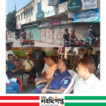এসকে এম মহসিন রেজা, ‎উপজেলা প্রতিনিধি (খুলনা): কয়রা বাজারের বিশিষ্ট ব্যবসায়ী আসাদ ইলেকট্রনিক-এর স্বত্বাধিকারী মোহাম্মদ আসাদুজ্জামান আসাদকে এএসআই ফজলু ও এএসআই আকাশ কর্তৃক নির্যাতনের প্রতিবাদে এবং ওই দুই পুলিশ কর্মকর্তার বিরুদ্ধে আইনগত ব্যবস্থা গ্রহণ ও শাস্তির দাবিতে কয়রা বাজার কমিটির ডাকে অনির্দিষ্টকালের ধর্মঘট। রবিবার (১০ মে) খুলনার কয়রা উপজেলার প্রাণকেন্দ্রে অবস্থিত কয়রা বাজারের ব্যবসায়ীকে সংশ্লিষ্ট থানা হেফাজতে পুলিশ কর্তৃক নির্মম নির্যাতন এবং অকথ্য ভাষায় গালিগালাজ এর প্রতিবাদে সকাল থেকে অনিদৃষ্ট কালের জন্য ধর্মঘটের ডাক দেয় কয়রা বাজার ব্যবসায়িক সমবায় সমিতি। ‎এ সময় কয়রা বাজারের সকল প্রকার দোকান এবং প্রতিষ্ঠান এই ধর্মঘটের আওতায় থাকার জন্য আহ্বান জানান কয়রা বাজার ব্যবসায়ী সমিতির সংগ্রামী সভাপতি জনাব সরদার জুলফিকার আলম। ‎ঘটনার বর্ণনা একাধিক ব্যবসায়ীর বক্তব্যে তারা বলেন, যে উল্লেখিত ঘটনার দিন অর্থাৎ (৮ মে) শুক্রবার কয়রা বাজারে তিন রাস্তার মোড়ে অবস্থিত একটি মুদিখানার দোকানে ভুক্তভোগ আহাদ ( যিনি একই বাজারের ব্যবসায়ী) পারিবারিক কেনাকাটা করতে আসে এ সময় ওই দোকানের প্রবেশপথে সংশ্লিষ্ট থানার একজন কর্মকর্তা তার ব্যক্তিগত গাড়িটি রাখে যা উক্ত দোকানে চলাচলে বিঘ্ন সৃষ্টি হচ্ছে। ‎এমতাবস্থায় আহাদ তার কেনাকাটা শেষে উক্ত দোকান থেকে বাহির হওয়ার সময় অভিযুক্ত পুলিশ কর্মকর্তার গাড়িটি সরিয়ে রাখার জন্য অনুরোধ করে। এ সময় গাড়ির মালিক পুলিশ কর্মকর্তা ব্যবসায়ী আহাদের সাথে বাঘ বিতান্ডায় জরিত হয়। এক পর্যায়ে উল্লেখিত স্থানের কিছু ব্যবসায়ী এবং স্থানীয় লোকজন একত্রিত হয় এবং উল্লিখিত বিষয়ে পুলিশ কর্মকর্তাকে দোষী সাব্যস্ত করে বিষয়টি মীমাংসা করে দেয়। পরবর্তীতে ওই পুলিশ কর্মকর্তা পরের দিন অর্থাৎ (১০ মে) শনিবারে ভুক্তভোগ আহত কে মুঠোফোনে থানায় আসার জন্য আহ্বান করে এ সময় বাজারের ব্যবসায়ী আহাদ আইনের প্রতি শ্রদ্ধা রেখে মুঠোফোনের আহবানে সংশ্লিষ্ট থানায় হাজির হন। ‎এ সময় অভিযুক্ত পুলিশ কর্মকর্তা আকাশ এবং ফজলু তাকে বেদারক মার্কেট করে যা মুহূর্তেই বাজারের সকল ব্যবসায়ীদের মাঝে ছড়িয়ে পড়ে এবং ক্ষোভের সৃষ্টি হয়। ‎এ সময় বাজারে সভাপতি সহ কমিটির অন্য সদস্যরা বিষয়টি নিয়ে থানা পুলিশের সাথে যোগাযোগ করলে তা ব্যর্থ হয়। ‎ পর্বতিতে বাজার কমিটির সকল সদস্যবৃন্দ এবং বাজারের সকল ব্যবসায়ীদের নিয়ে মিলিত হয়। এবং সেখানে সকলের সিদ্ধান্ত মতে অনির্দিষ্ট সময়ের জন্য বাজারে ধর্মঘটের আহবান করে। ‎ধর্মঘট চলাকালীন সময়ের একপর্যায়ে সংশ্লিষ্ট থানার ভারপ্রাপ্ত কর্মকর্তা (ওসি) র নেতৃত্বে পুলিশের একটি টিম এবং কয়রা বাজারের কমিটির সভাপতি নেতৃত্বে একটি টিম সহ বাজারের অন্যান্য নেতৃবৃন্দ এবং সাংবাদিক সহ গণ্যমান্য ব্যক্তিদের নিয়ে আলোচনা হয়। এ সময় থানার ওসি (ভারপ্রাপ্ত) কর্তৃক অভিযুক্ত কর্মকর্তাদের দৃষ্টান্তমূলক শাস্তির আশ্বাসে কয়রা বাজার ব্যবসায়িক কমিটির সভাপতি জনাব সরদার জুলফিকার আলম ধর্মঘট প্রত্যাহার করে।
