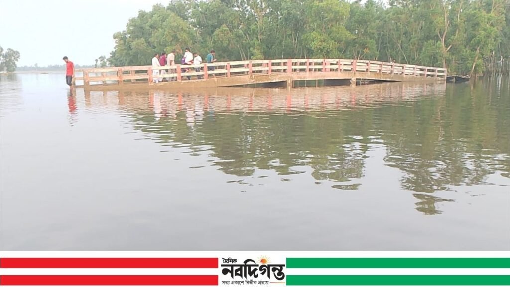 পত্নীতলা (নওগাঁ) প্রতিনিধি: পবিত্র ঈদুল আজহার ছুটিতে নওগাঁর পত্নীতলা উপজেলার আমাইড় ইউনিয়নের নান্দাশ বিলে দর্শনার্থীদের ব্যাপক সমাগম দেখা গেছে। পরিবার-পরিজন ও স্বজনদের নিয়ে প্রকৃতির সান্নিধ্যে সময় কাটাতে প্রতিদিনই ভিড় করছেন বিভিন্ন এলাকার মানুষ। প্রাকৃতিক সৌন্দর্যে ঘেরা নান্দাশ বিলের শান্ত পরিবেশ, নির্মল বাতাস এবং সবুজে আচ্ছাদিত চারপাশ দর্শনার্থীদের আকৃষ্ট করছে। ঈদের ছুটিতে এখানে এসে অনেকে পরিবার ও বন্ধুদের সঙ্গে আনন্দঘন সময় কাটাচ্ছেন। বিলের মাঝখানে নির্মিত আকর্ষণীয় সেতুটি এখন দর্শনার্থীদের অন্যতম পছন্দের স্থান। সেতুর ওপর দাঁড়িয়ে বিলের বিস্তৃত জলরাশি উপভোগের পাশাপাশি ছবি তোলা ও সেলফিতে ব্যস্ত সময় পার করছেন ভ্রমণপ্রেমীরা। নান্দাশ বিলের পাশের সবুজ বনাঞ্চল ও বাগান এলাকাটির সৌন্দর্য আরও বৃদ্ধি করেছে। জলাভূমি ও সবুজ প্রকৃতির সমন্বয়ে এটি স্থানীয় পর্যটনকেন্দ্র হিসেবে জনপ্রিয়তা অর্জন করছে। ঘুরতে আসা দর্শনার্থীরা জানান, শহরের ব্যস্ততা ও কোলাহল থেকে কিছুটা স্বস্তি পেতে এবং পরিবারের সঙ্গে অবসর সময় কাটাতে নান্দাশ বিল একটি উপযুক্ত স্থান। ঈদের ছুটিতে প্রকৃতির কাছাকাছি থেকে আনন্দ উপভোগের সুযোগ থাকায় এখানে মানুষের আগমন বাড়ছে। স্থানীয়দের মতে, পর্যাপ্ত সুযোগ-সুবিধা ও পরিকল্পিত উন্নয়ন করা হলে নান্দাশ বিল উত্তরাঞ্চলের অন্যতম আকর্ষণীয় পর্যটনকেন্দ্রে পরিণত হতে পারে।