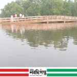 পত্নীতলা (নওগাঁ) প্রতিনিধি: পবিত্র ঈদুল আজহার ছুটিতে নওগাঁর পত্নীতলা উপজেলার আমাইড় ইউনিয়নের নান্দাশ বিলে দর্শনার্থীদের ব্যাপক সমাগম দেখা গেছে। পরিবার-পরিজন ও স্বজনদের নিয়ে প্রকৃতির সান্নিধ্যে সময় কাটাতে প্রতিদিনই ভিড় করছেন বিভিন্ন এলাকার মানুষ। প্রাকৃতিক সৌন্দর্যে ঘেরা নান্দাশ বিলের শান্ত পরিবেশ, নির্মল বাতাস এবং সবুজে আচ্ছাদিত চারপাশ দর্শনার্থীদের আকৃষ্ট করছে। ঈদের ছুটিতে এখানে এসে অনেকে পরিবার ও বন্ধুদের সঙ্গে আনন্দঘন সময় কাটাচ্ছেন। বিলের মাঝখানে নির্মিত আকর্ষণীয় সেতুটি এখন দর্শনার্থীদের অন্যতম পছন্দের স্থান। সেতুর ওপর দাঁড়িয়ে বিলের বিস্তৃত জলরাশি উপভোগের পাশাপাশি ছবি তোলা ও সেলফিতে ব্যস্ত সময় পার করছেন ভ্রমণপ্রেমীরা। নান্দাশ বিলের পাশের সবুজ বনাঞ্চল ও বাগান এলাকাটির সৌন্দর্য আরও বৃদ্ধি করেছে। জলাভূমি ও সবুজ প্রকৃতির সমন্বয়ে এটি স্থানীয় পর্যটনকেন্দ্র হিসেবে জনপ্রিয়তা অর্জন করছে। ঘুরতে আসা দর্শনার্থীরা জানান, শহরের ব্যস্ততা ও কোলাহল থেকে কিছুটা স্বস্তি পেতে এবং পরিবারের সঙ্গে অবসর সময় কাটাতে নান্দাশ বিল একটি উপযুক্ত স্থান। ঈদের ছুটিতে প্রকৃতির কাছাকাছি থেকে আনন্দ উপভোগের সুযোগ থাকায় এখানে মানুষের আগমন বাড়ছে। স্থানীয়দের মতে, পর্যাপ্ত সুযোগ-সুবিধা ও পরিকল্পিত উন্নয়ন করা হলে নান্দাশ বিল উত্তরাঞ্চলের অন্যতম আকর্ষণীয় পর্যটনকেন্দ্রে পরিণত হতে পারে।