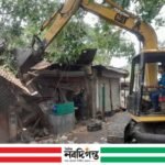 গাইবান্ধায় রেলে জায়গায় অবৈধ স্থাপনা উচ্ছেদ অভিযান