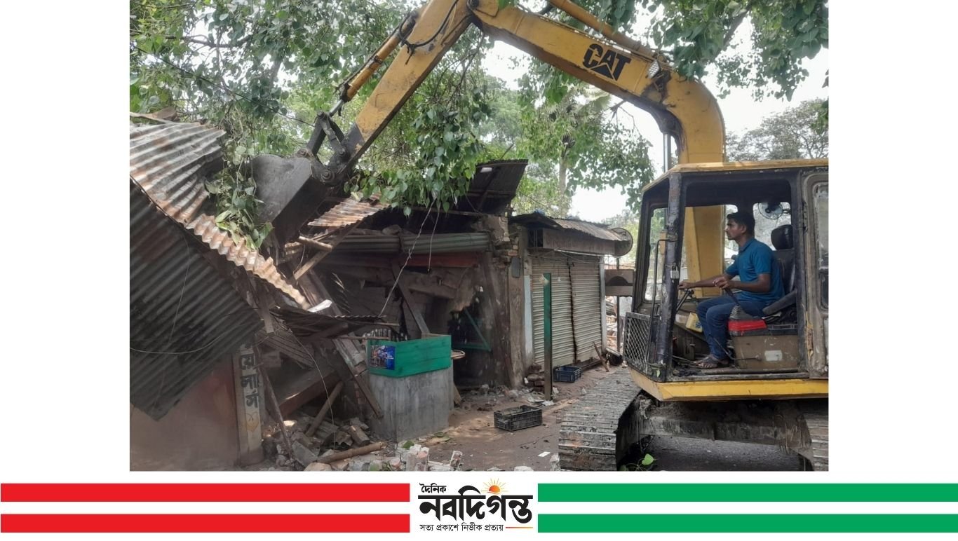 গাইবান্ধায় রেলে জায়গায় অবৈধ স্থাপনা উচ্ছেদ অভিযান