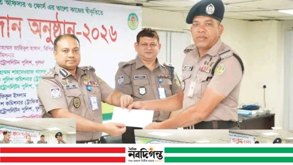 ট্রাফিক সদস্যদের কর্মদক্ষতার স্বীকৃতিতে সম্মাননা দিলেন কেএমপি কমিশনার 1 ট্রাফিক সদস্যদের কর্মদক্ষতার স্বীকৃতিতে সম্মাননা দিলেন কেএমপি কমিশনার