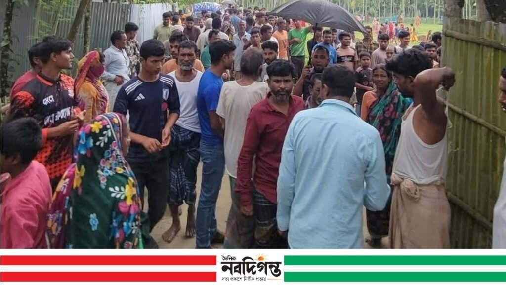 কুড়িগ্রামের ফুলবাড়ীতে মাদকবিরোধী অভিযান, ঘটনাস্থলে উৎসুক জনতার ভিড়