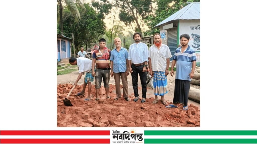 নিজ উদ্যোগে রাস্তা সংস্কার, গড়েয়ায় প্রশংসিত মেম্বার প্রার্থী রহিদুল ইসলাম