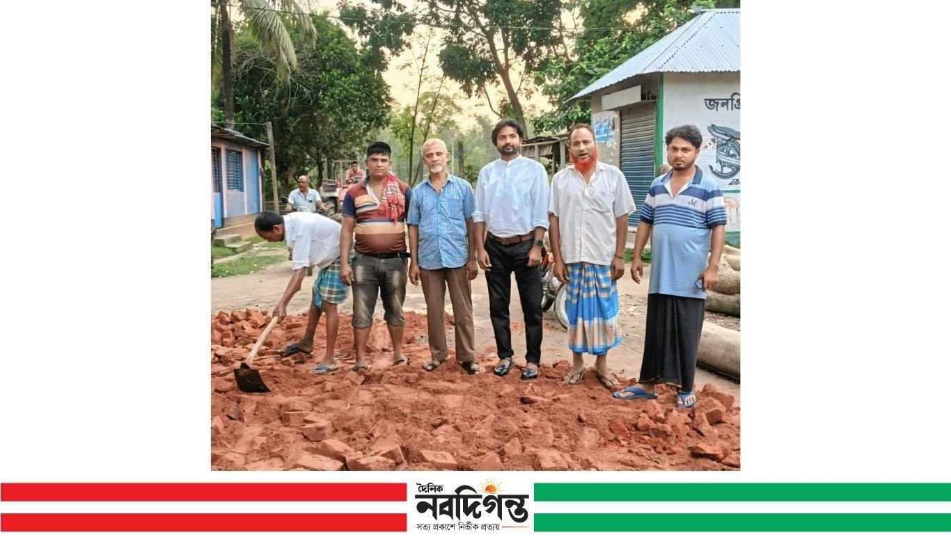 নিজ উদ্যোগে রাস্তা সংস্কার, গড়েয়ায় প্রশংসিত মেম্বার প্রার্থী রহিদুল ইসলাম