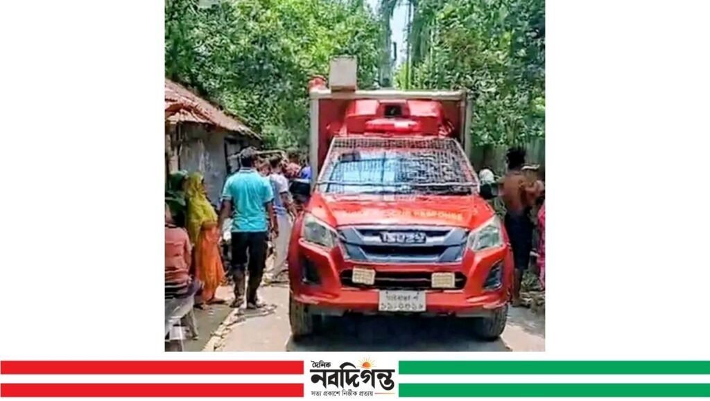 পতাকা টাঙাতে গিয়ে গাছে অচেতন যুবক, ফায়ার সার্ভিসের তৎপরতায় উদ্ধার