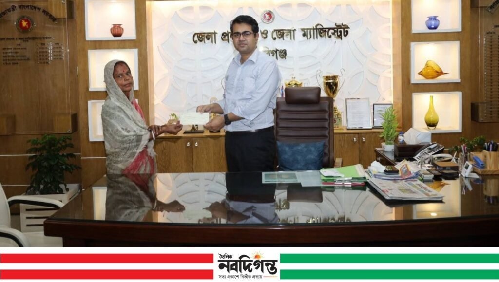 বৃদ্ধা শিপ্রা রানীর পাশে হবিগঞ্জ জেলা প্রশাসন, এক লক্ষ টাকার সহায়তা প্রদান