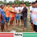 মাদকমুক্ত সমাজ গঠনে যুবকদের মাঝে ফুটবল বিতরণ করল জেলেখালী ভাই ভাই সংঘ