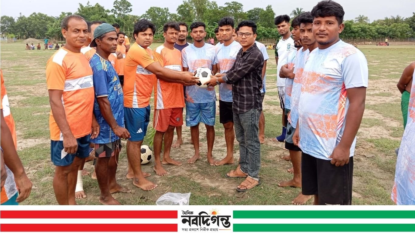 মাদকমুক্ত সমাজ গঠনে যুবকদের মাঝে ফুটবল বিতরণ করল জেলেখালী ভাই ভাই সংঘ