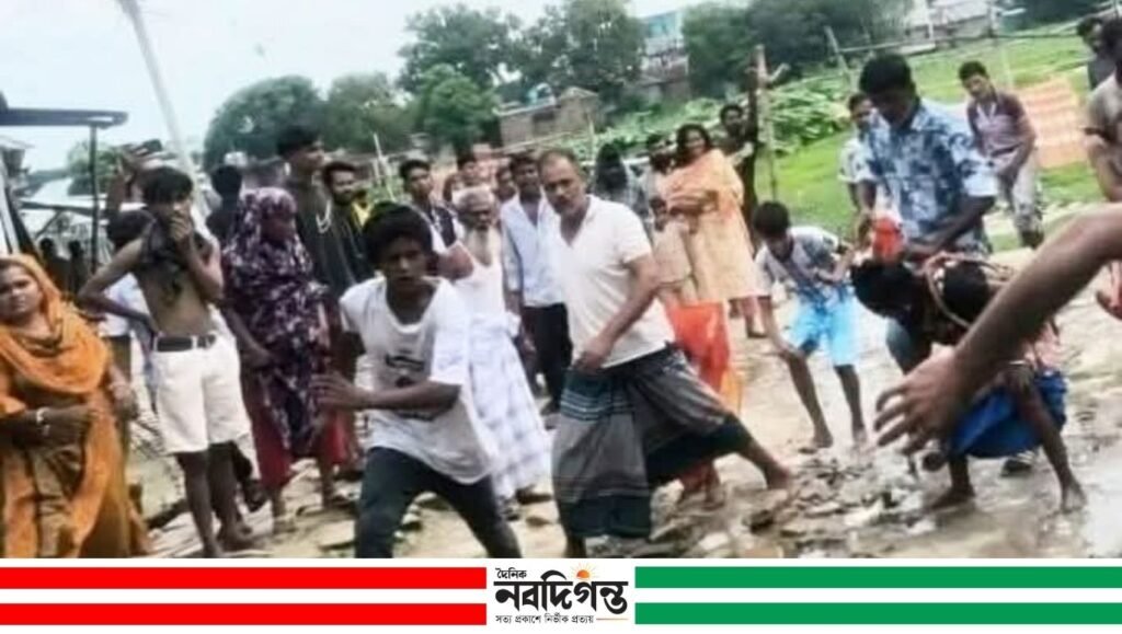 রাজবাড়ীতে হ্যান্ডকাফসহ আসামি ছিনতাই করল মাদককারবারিরা রাজবাড়ীতে হ্যান্ডকাফসহ আসামি ছিনতাই করল মাদককারবারিরা
