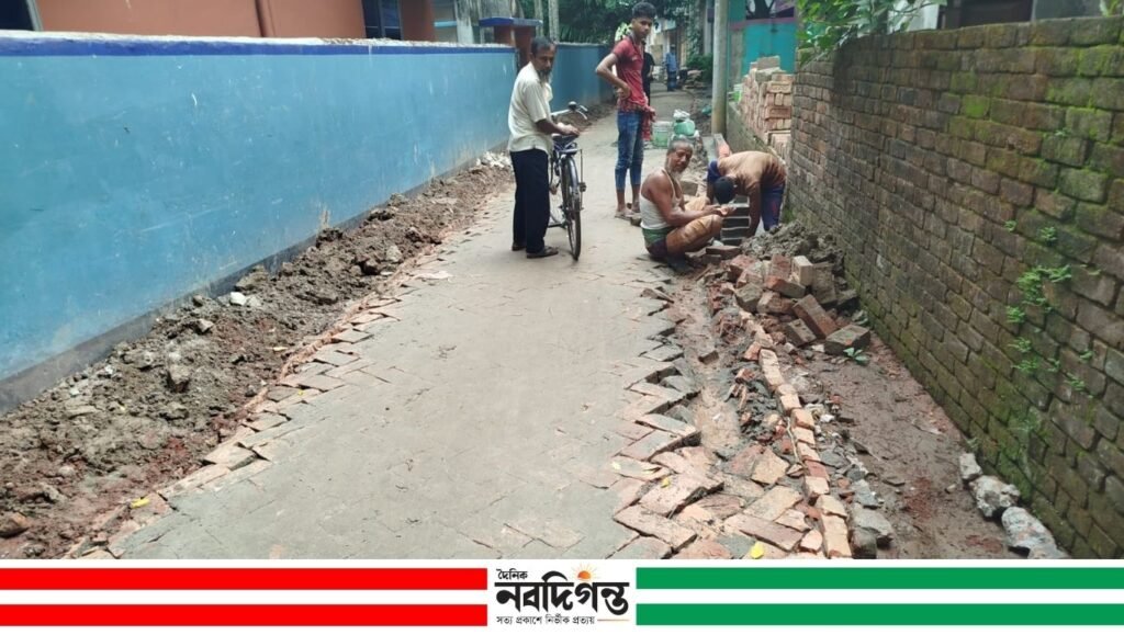 মূল রাস্তায় ৫০ ফুট বাদ, নতুন ইটের সোলিং একদিনেই দেবে গেল যশোরে
