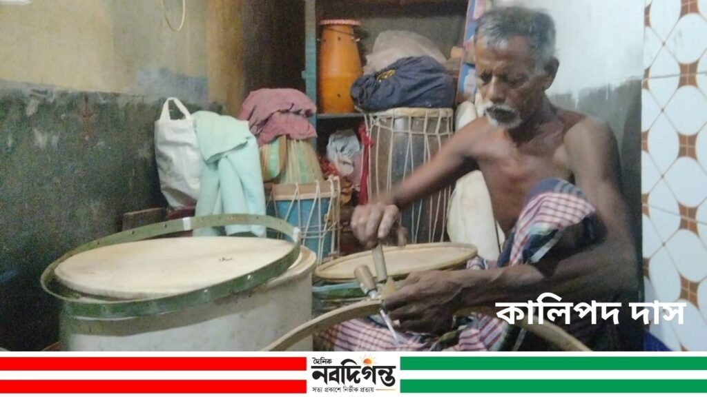 ব্রিটিশ আমলের ঐতিহ্য ধরে বাদ্যযন্ত্রে নতুন প্রাণ দেন নড়াইলের কালিপদ দাস