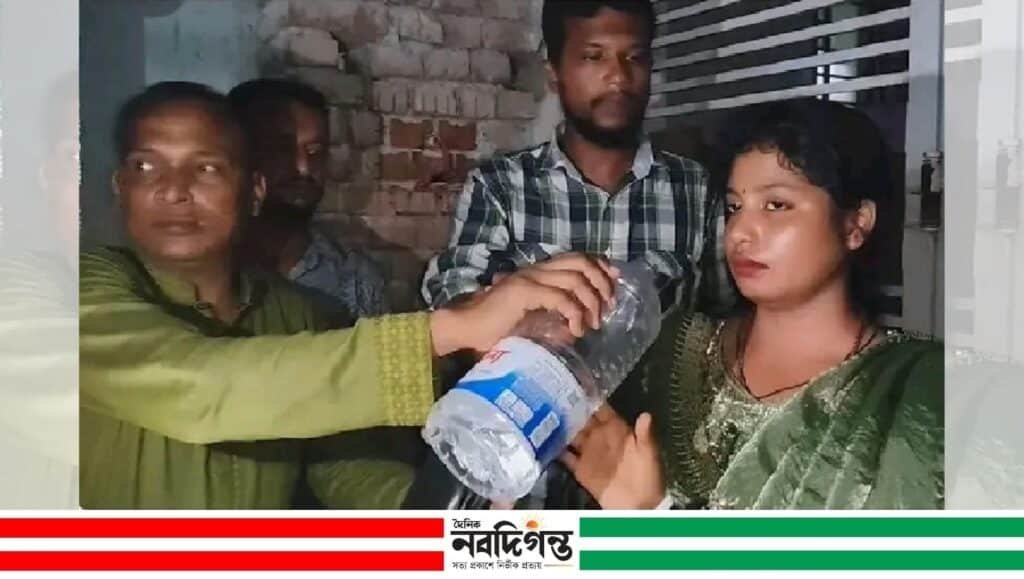 প্রশাসন ও স্থানীয় গণ্যমান্য ব্যক্তিদের আশ্বাসে অনশন ভঙ্গ করলেন মলি মল্লিক
