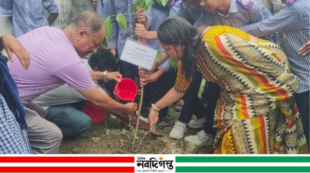 গাছ রোপণের মাধ্যমে জলবায়ু সুরক্ষার বার্তা দিয়েছেণ বাগেরহাটের শিক্ষার্থীরা গাছ রোপণের মাধ্যমে জলবায়ু সুরক্ষার বার্তা দিয়েছেণ বাগেরহাটের শিক্ষার্থীরা