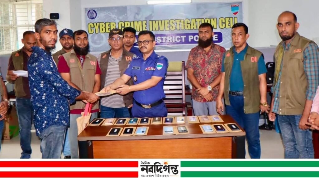 নড়াইলে উদ্ধারকৃত মোবাইল ও নগদ টাকা ভুক্তভোগীদের দিলেন এসপি আল মামুন শিকদার