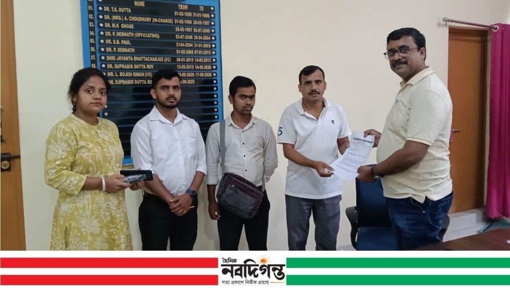 ফল প্রকাশে অসঙ্গতির অভিযোগে আসাম বিশ্ববিদ্যালয়ের উপাচার্যের কাছে স্মারকপত্র