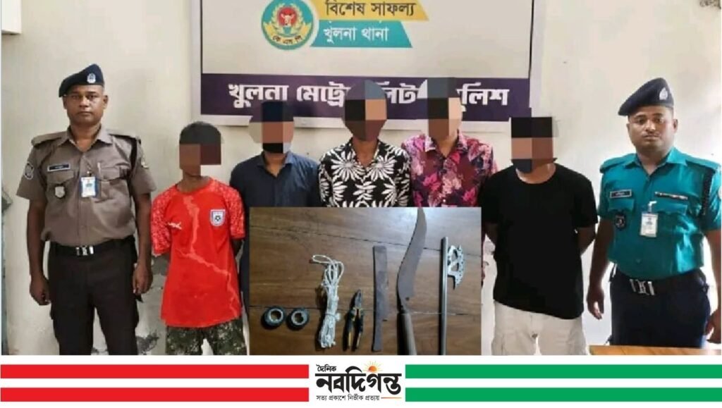 খুলনা নগরীতে যৌথ পুলিশি অভিযান: ৬৩ জন আটক, উদ্ধার দেশীয় অস্ত্র 1 খুলনা নগরীতে যৌথ পুলিশি অভিযান: ৬৩ জন আটক, উদ্ধার দেশীয় অস্ত্র