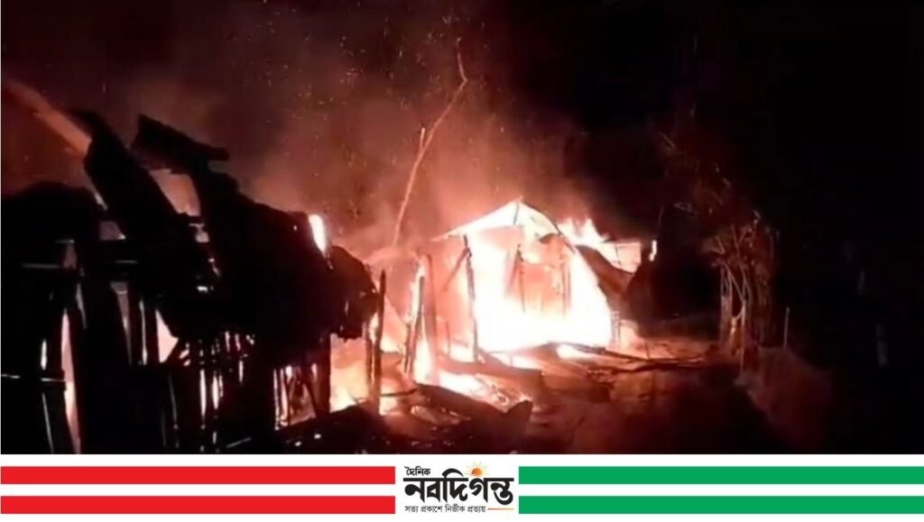 শরণখোলায় ভয়াবহ অগ্নিকাণ্ড, পুড়ে গেছে ৫ দোকান 1 শরণখোলায় ভয়াবহ অগ্নিকাণ্ড, পুড়ে গেছে ৫ দোকান