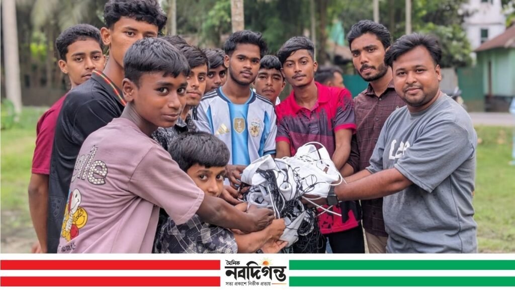 নড়াইলে তরুণ ক্রীড়া সংগঠক সৌরভের উদ্যোগে ভলিবল ও নেট বিতরণ 1 নড়াইলে তরুণ ক্রীড়া সংগঠক সৌরভের উদ্যোগে ভলিবল ও নেট বিতরণ