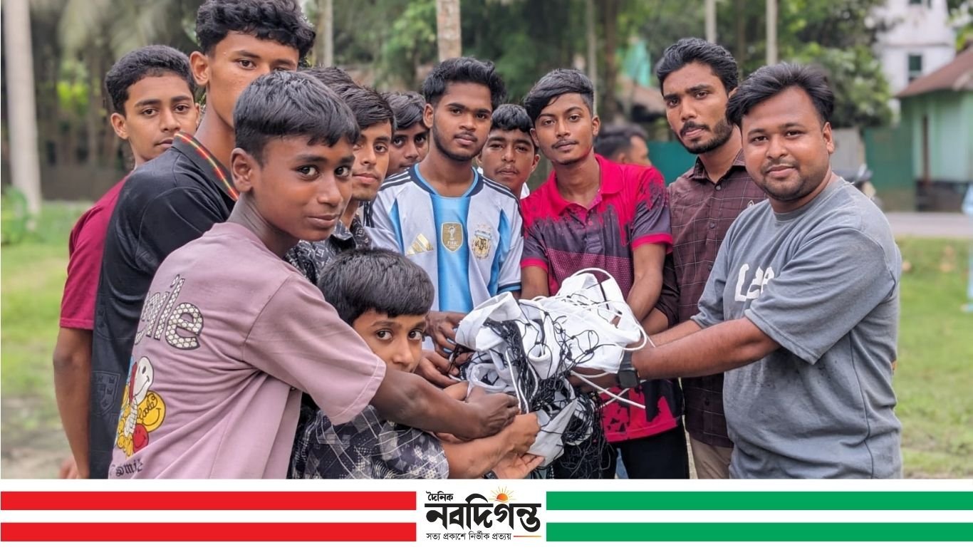 নড়াইলে তরুণ ক্রীড়া সংগঠক সৌরভের উদ্যোগে ভলিবল ও নেট বিতরণ