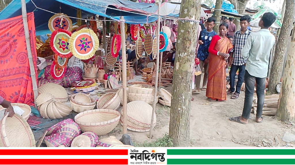 শত বছরের ঐতিহ্য: পত্নীতলায় গঙ্গা স্নান উপলক্ষে প্রাণের মিলনমেলা ‘তীরমনি মেলা’