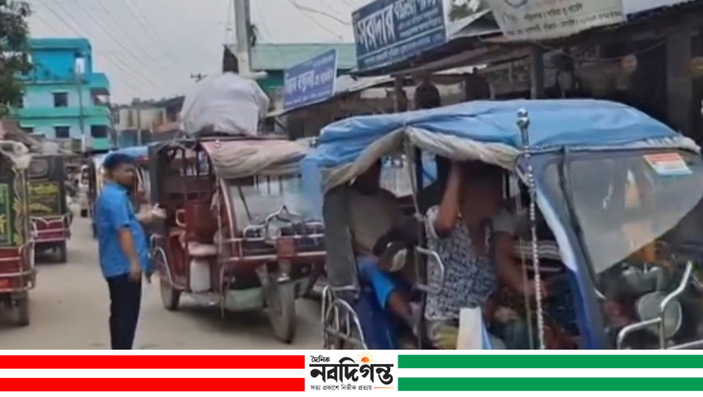 ভুরুঙ্গামারী হাটে যানজট কমাতে ইউএনও অমৃত দেবনাথের বিশেষ অভিযান ভুরুঙ্গামারী হাটে যানজট কমাতে ইউএনও অমৃত দেবনাথের বিশেষ অভিযান