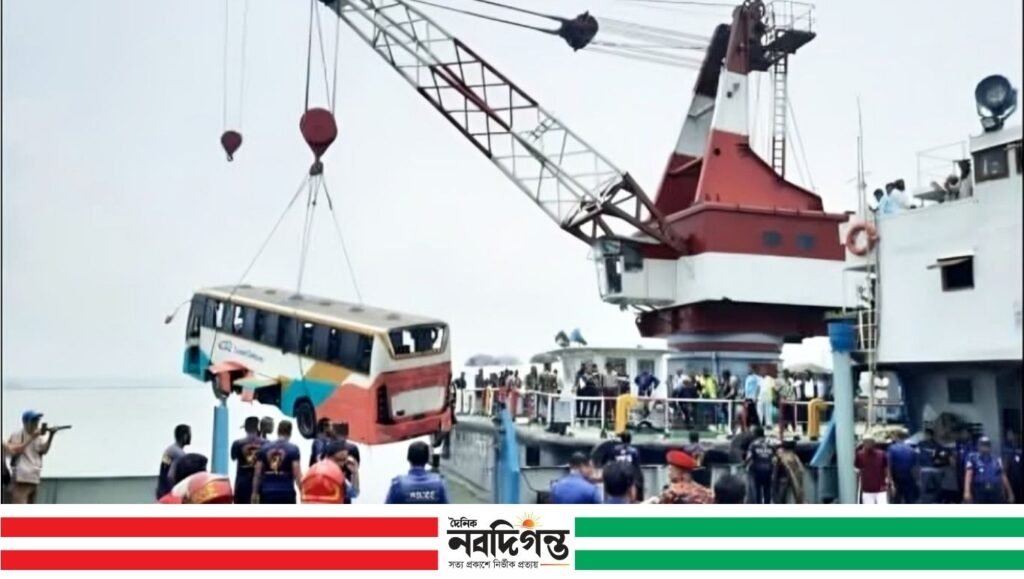 পদ্মায় বাসডুবির ঘটনায় মামলা, চালক-সহকারীসহ গ্রেপ্তার ৩