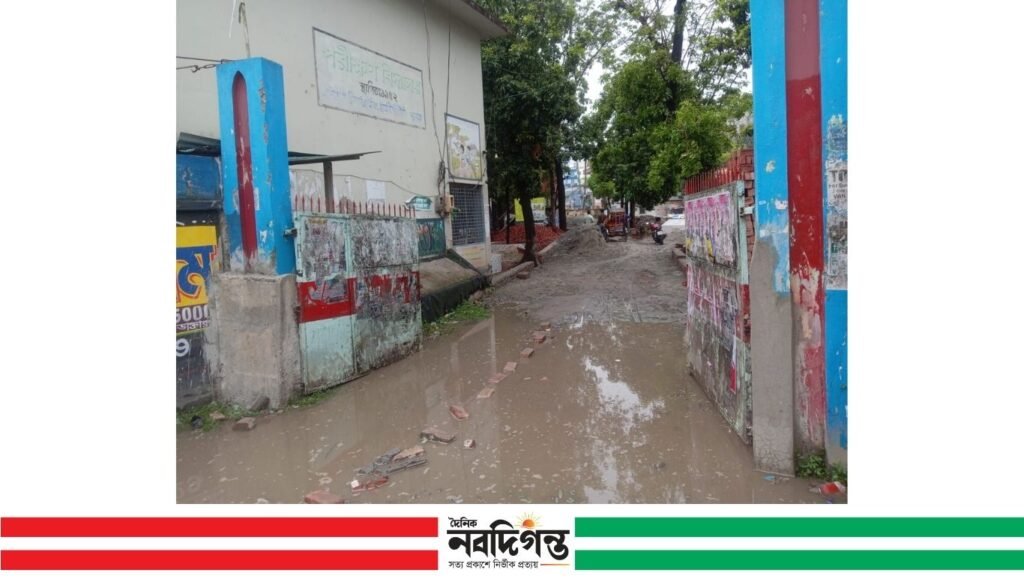 সামান্য বৃষ্টিতেই পিটিআইয়ে জলাবদ্ধতা, চরম ভোগান্তি