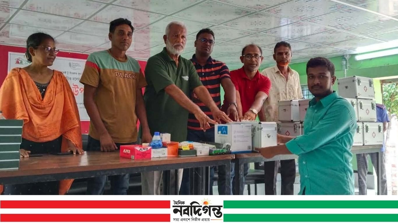 শ্যামনগরে স্বাস্থ্য স্বেচ্ছাসেবকদের মাঝে স্বাস্থ্য উপকরণ বিতরণ