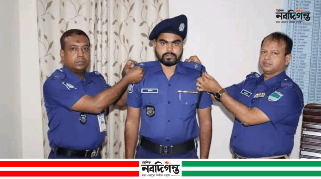 খুলনায় কনস্টেবল থেকে এএসআই পদে পদোন্নতি, র্যাংক ব্যাজ পরালেন পুলিশ সুপার খুলনায় কনস্টেবল থেকে এএসআই পদে পদোন্নতি, র্যাংক ব্যাজ পরালেন পুলিশ সুপার