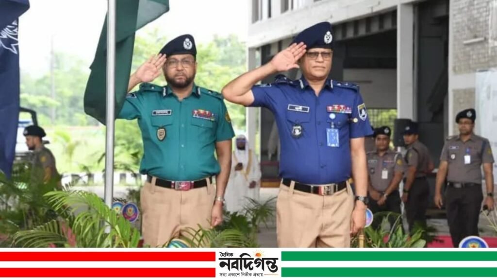গাঢ় নীল-খাকি ইউনিফর্মে পুলিশের প্রত্যাবর্তন, আজ থেকে নতুন পোশাকে দায়িত্ব গাঢ় নীল-খাকি ইউনিফর্মে পুলিশের প্রত্যাবর্তন, আজ থেকে নতুন পোশাকে দায়িত্ব