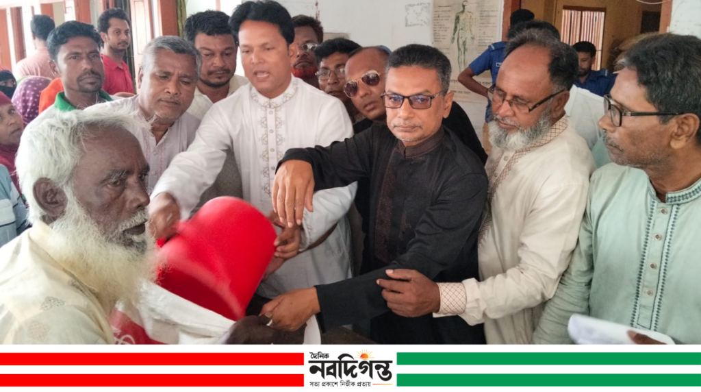 নলডাঙ্গায় প্রাকৃতিক দুর্যোগে ক্ষতিগ্রস্ত পরিবারের মাঝে খাদ্যশস্য চাল ও নগদ অর্থ বিতরণ
