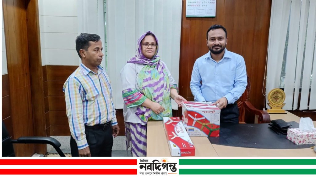 ভাঙ্গুড়া উপজেলা স্বাস্থ্য কমপ্লেক্সে রোগীদের জন্য পৌরসভার ৫টি সিলিং ফ্যান প্রদান