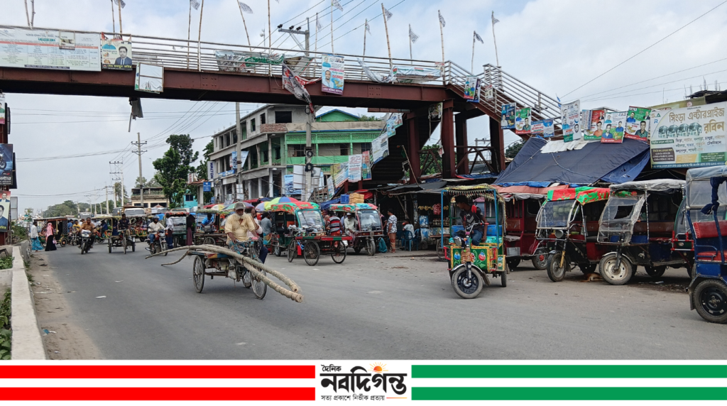 সিংড়া বাসস্ট্যান্ডে ৮ বছর ধরে নেই যাত্রীছাউনি, দুর্ভোগে সাধারণ যাত্রী