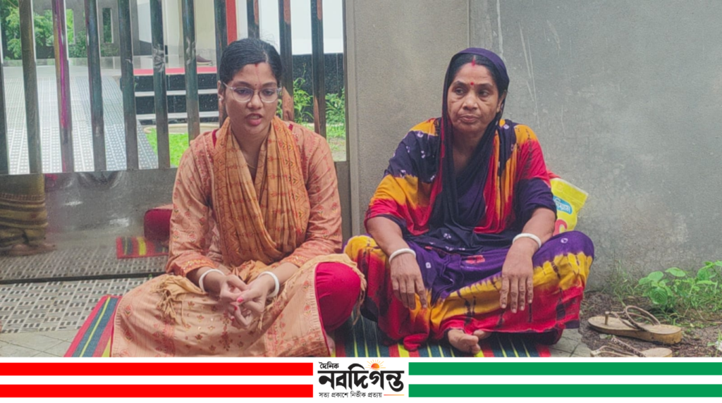 পরকীয়ার অভিযোগ তুলে চিকিৎসক স্বামীর বাড়ির সামনে ইন্টার্ন চিকিৎসক স্ত্রীর অনশন